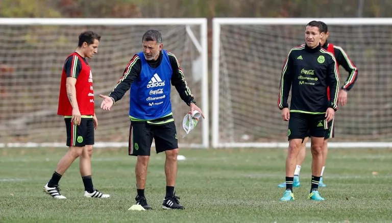 DANIEL GÁMEZ El colombiano dándole indicaciones a sus jugadores