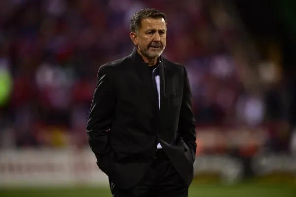 Osorio observa al lado de su banca el partido entre México y Estados Unidos