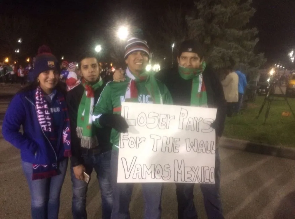 @ENRIQUE_MTZV Aficionados posan con un mensaje para Trump en Columbus