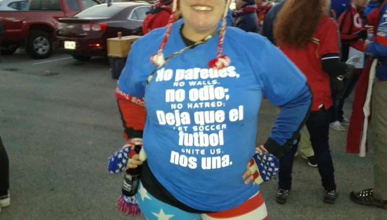 Mujer que clama unión en el futbol