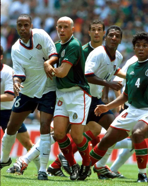 Torrado esperando un balón de tiro de esquina