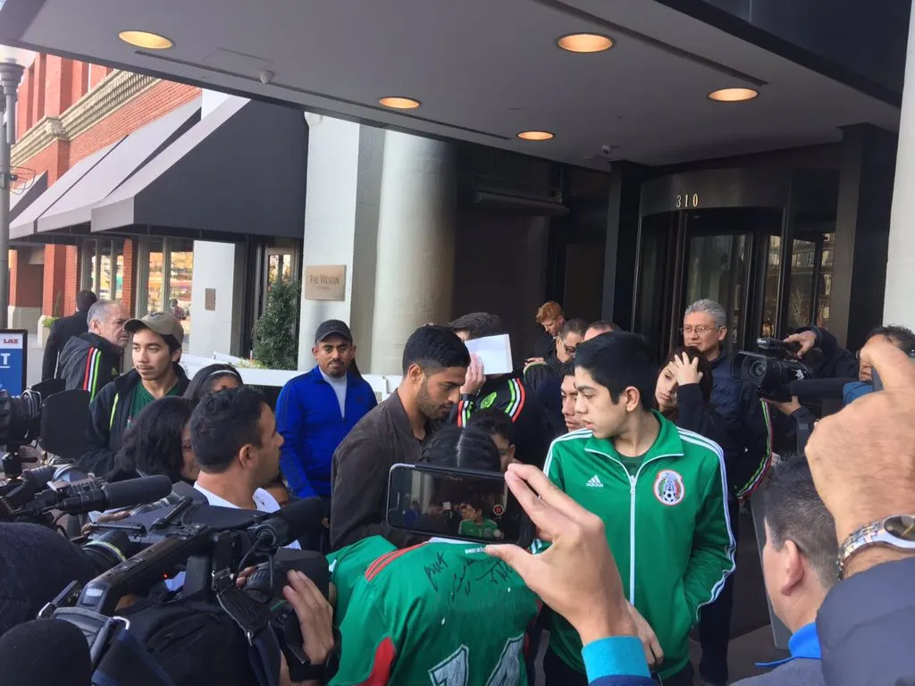 El jugador firma autógrafos antes de partir