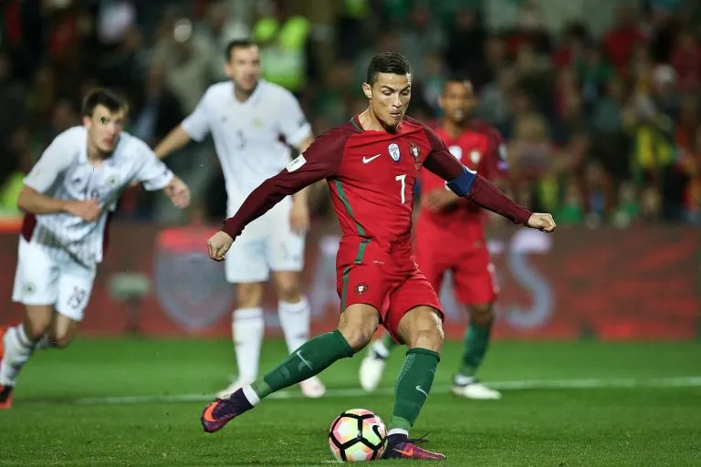 EFE Cristiano Ronaldo cobra un penalti contra Letonia