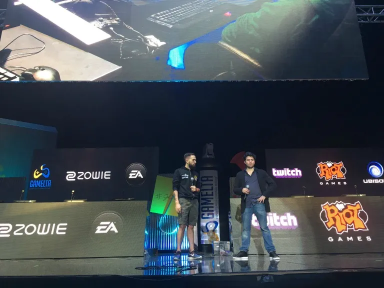 ALEXANDRO SANTOS Pato (izq.), respondiendo preguntas durante la Games Celebration