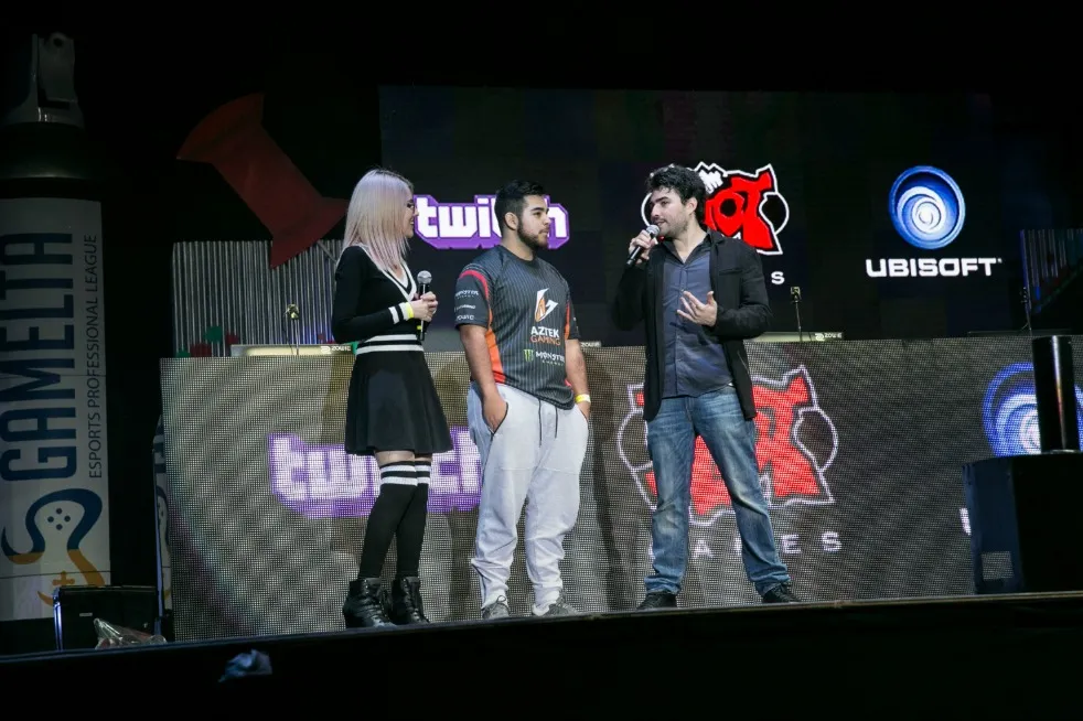 GAMELTA Nova y Zerecero platican con un pro player del equipo Aztek