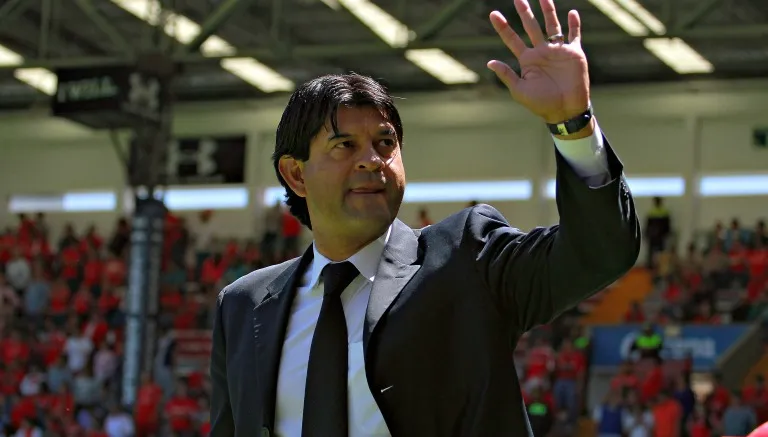 IMAGO7 El Príncipe Guaraní saluda a la afición en el Nemesio Díez