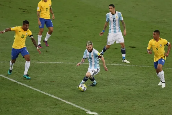 Lionel Messi conduce un balón en el enfrentamiento contra Brasil