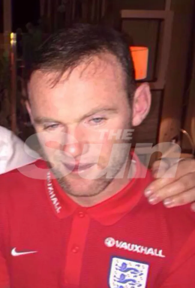 THE SUN Postura de Rooney tras la 'borrachera' en el hotel