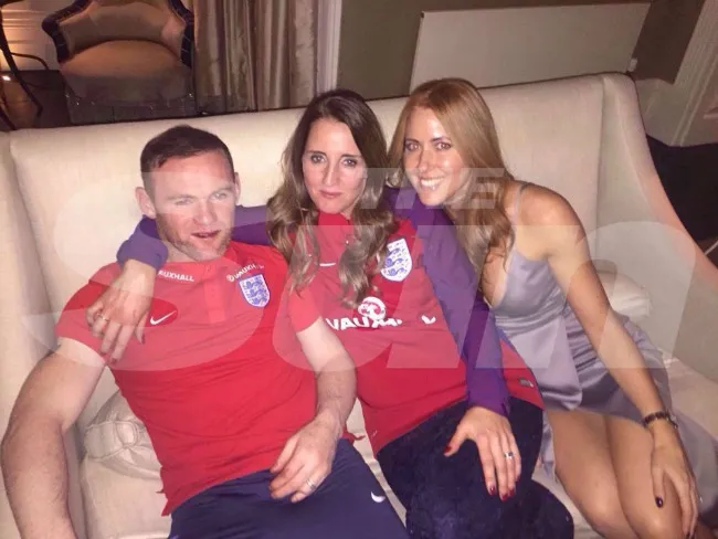 THE SUN Así posó Rooney acompañado de dos damas en la boda