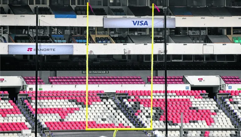 MIGUEL PONTÓN Los postes del gol de campo ya están puestos