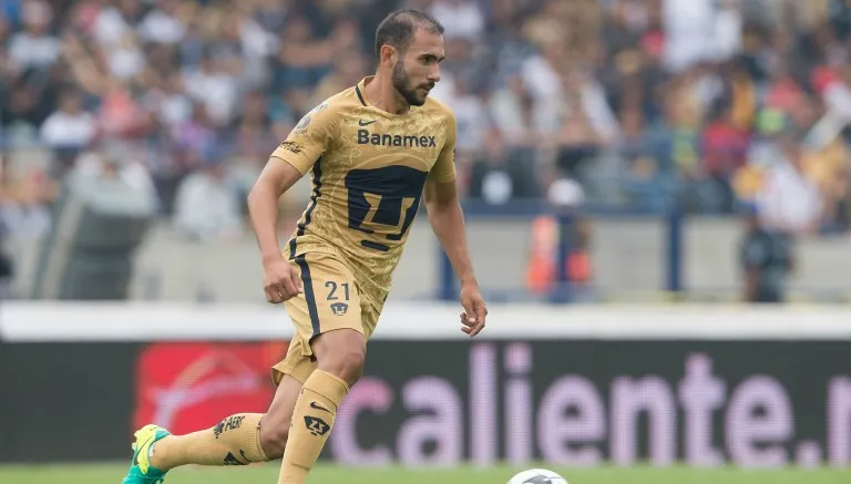 IMAGO7 Castro conduce el balón en encuentro de Pumas
