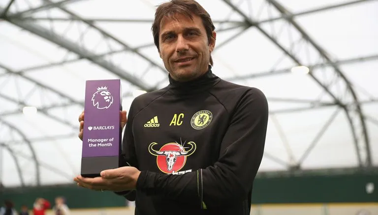 Conte muestra su premio como entrenador de octubre
