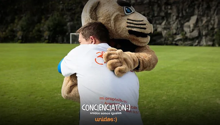 UNIDOS SOMOS IGUALES Goyo abraza a un joven del Concienciatón