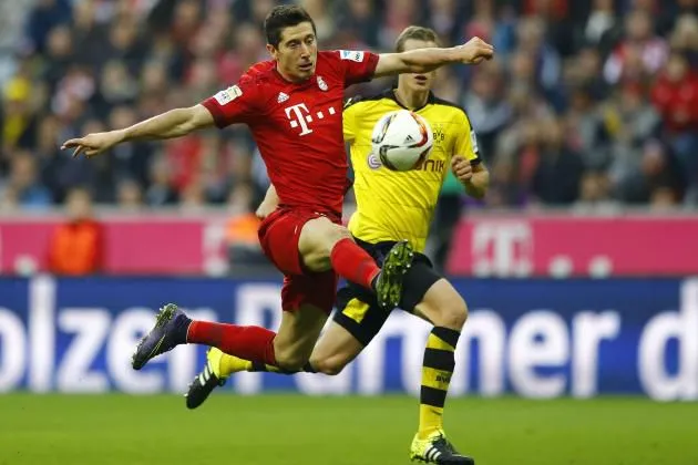 ESPECIAL Lewandowski controla el balón frente al Dortmund