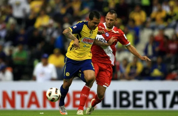 MEXSPORT Daniel Montenegro pelea un balón durante un partido de Copa Libertadores