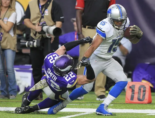 AP Defensa de Vikings intenta detener ataque de Lions