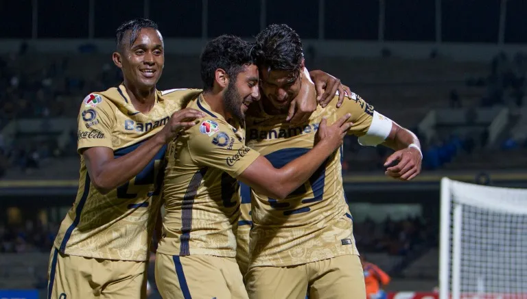 Lalo Herrera celebrando una anotación de los universitarios