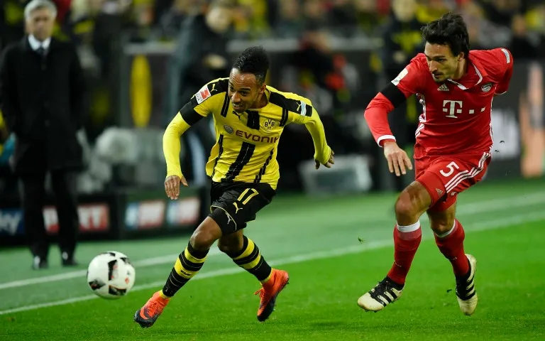 Mats Hummels intenta alcanzar a Aubameyang