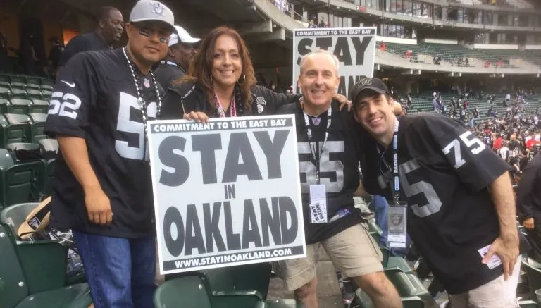 STAY IN OAKLAND Fanáticos piden que los Raiders se queden en Oakland