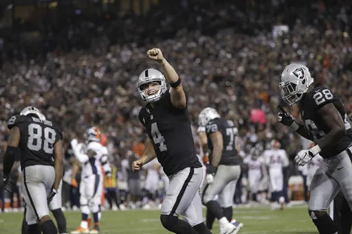 AP Derek Carr celebrando triunfo frente a Denver