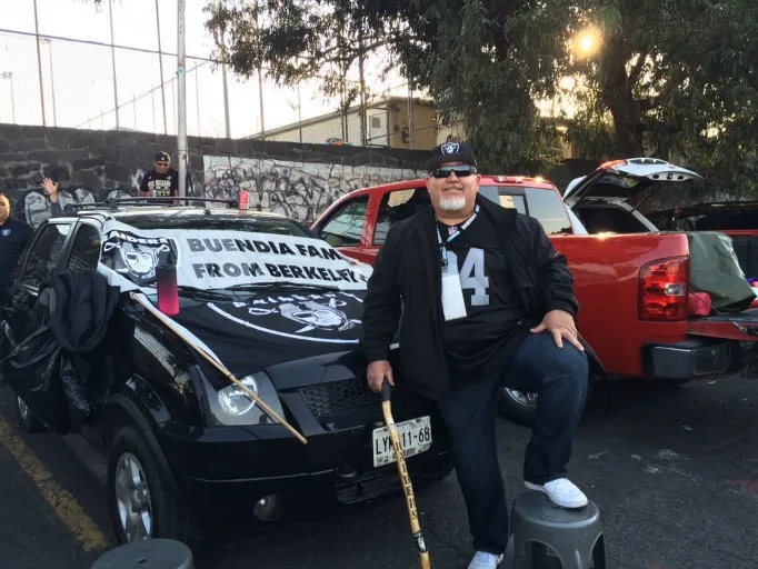 La familia Buendía vino desde California
