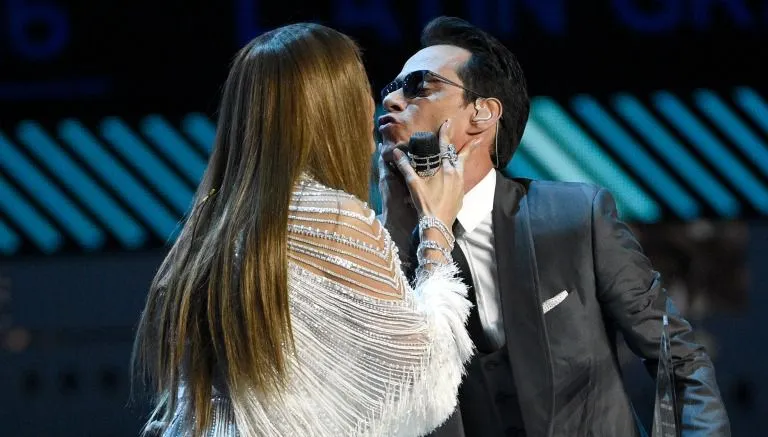 AP Marc Anthony le da un beso a su exesposa, Jennifer López