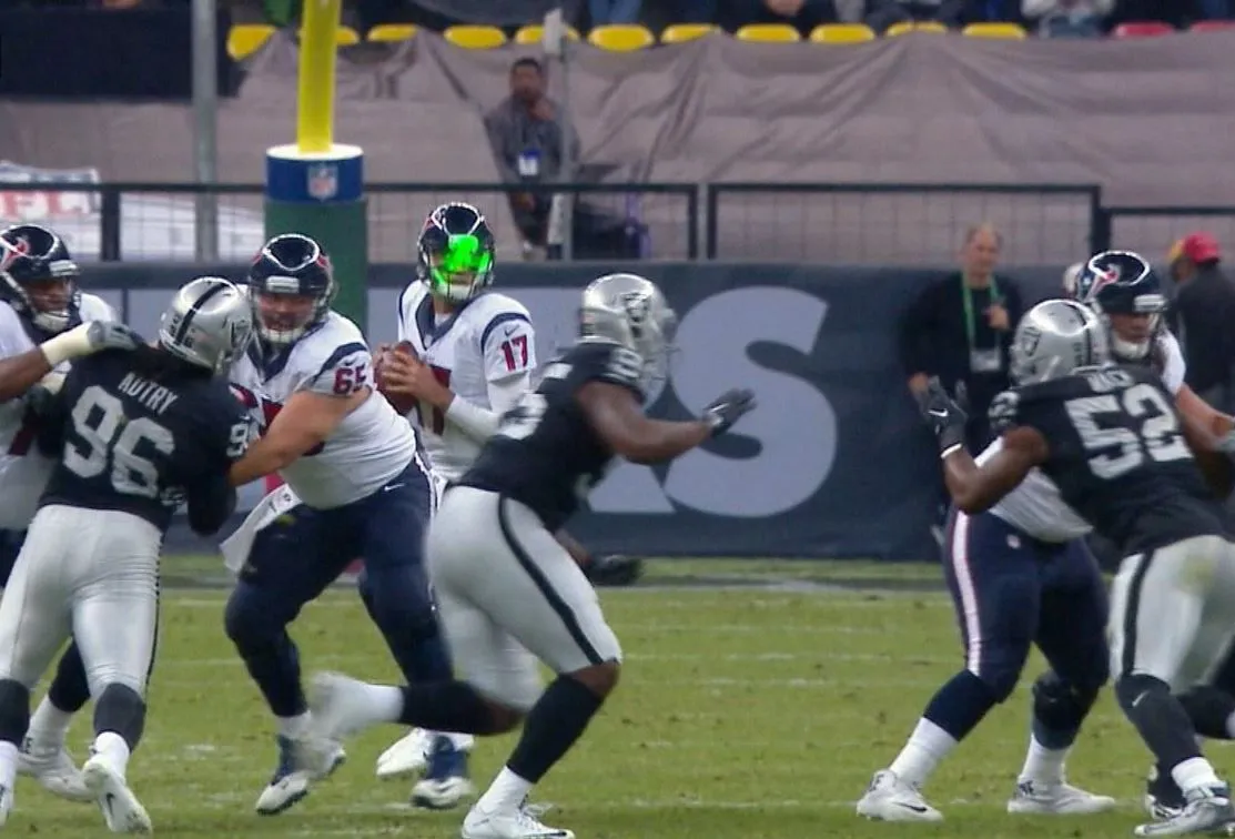 ESPECIAL Brock Osweiler siendo molestado por el láser