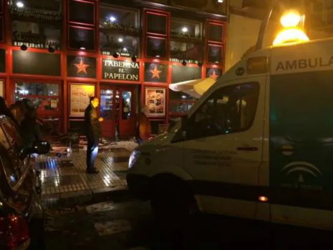 EL DESMARQUE Llegada de la ambulancia al bar tras la pelea entre aficiones
