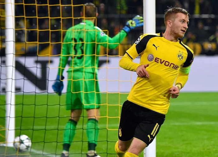 AP Marco Reus festeja un gol contra Legia
