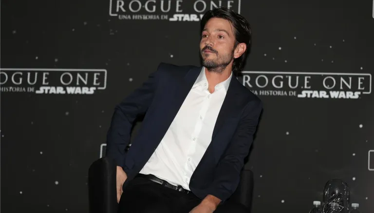 Diego Luna escucha una pregunta de la prensa