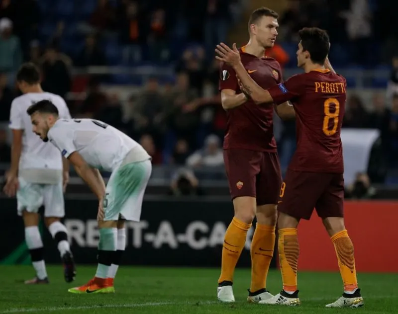 AP Edin Dzeko se abraza con Perotti tras conseguir un tanto