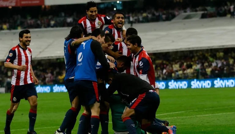 IMAGO7 Jugadores de Chivas festejan triunfo en Clásico