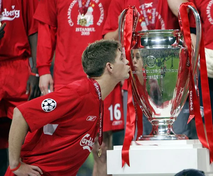 AP Gerrard besa la Orejona tras ganar la Champions League