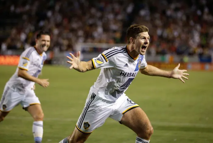 AP Steven Gerrard celebra un gol con el Galaxy