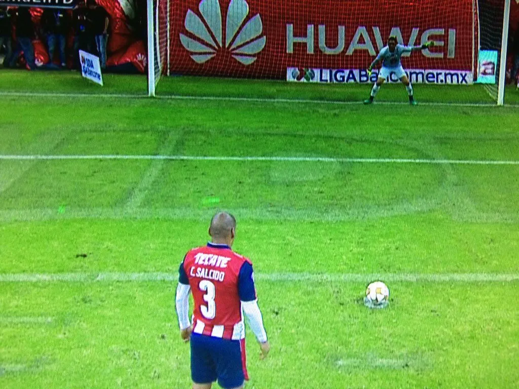 ESPECIAL Dos láseres se notan en el campo del Azteca