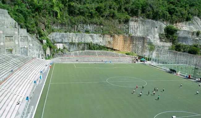 ESPECIAL Este estadio pierde su atractivo al estar rodeado de una enorme pared de concreto