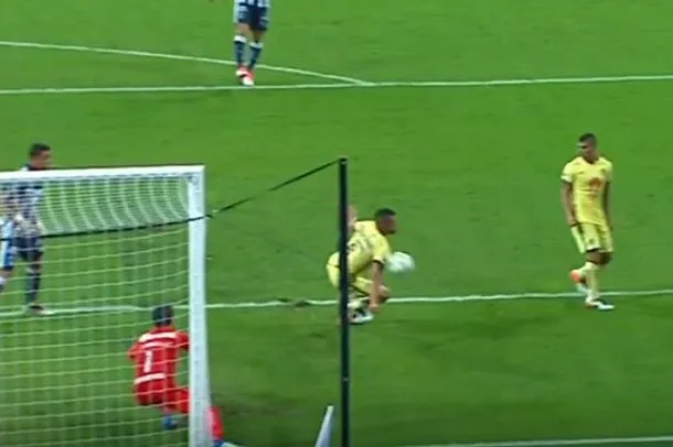 ESPECIAL Polémica mano de Miguel Samudio el el juego contra Rayados