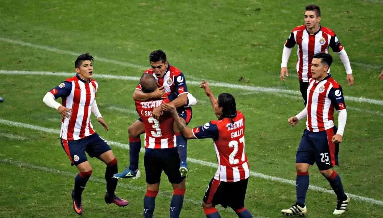 DANIEL GÁMEZ Los jugadores de Chivas festejan gol durante el Clásico Nacional