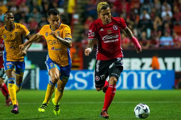 Dayro Moreno conduce el esférico