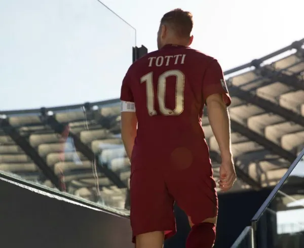 AS ROMA Totti camina por el Estadio Olímpico con el uniforme conmemorativo de la Roma