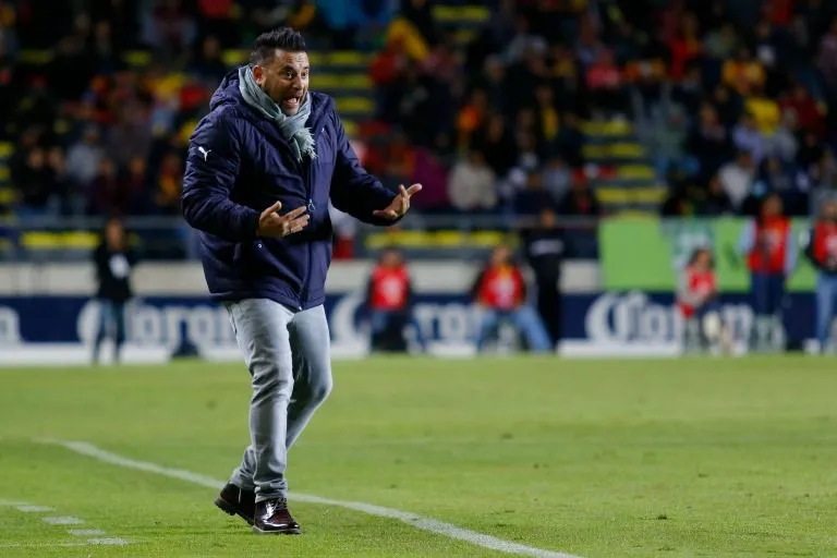 Mohamed dirige a Rayados durante un encuentro