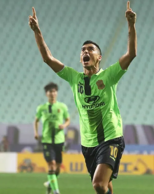 AP Leonardo Pereira festeja una anotación en la Final de la Champions de Asia