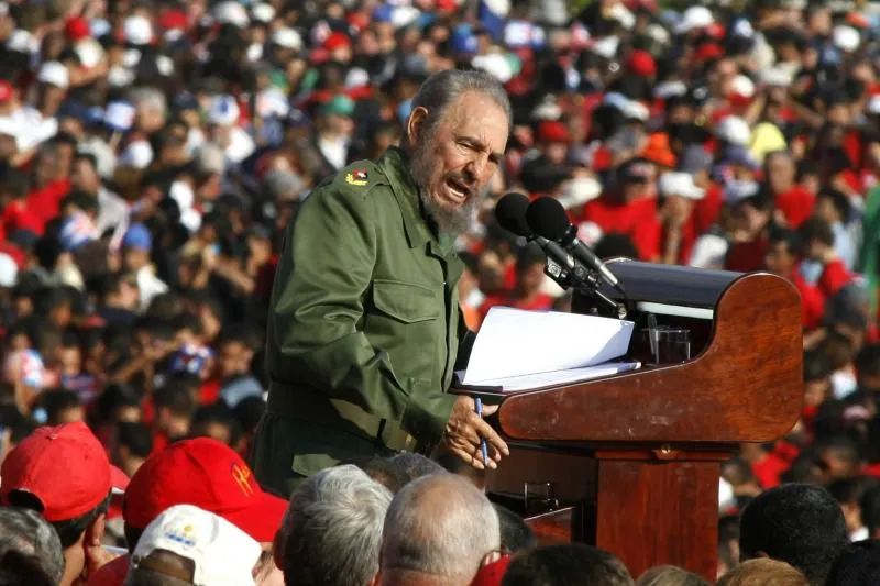 Castro da un discurso en la Plaza de la Revolución en el Día del Trabajo