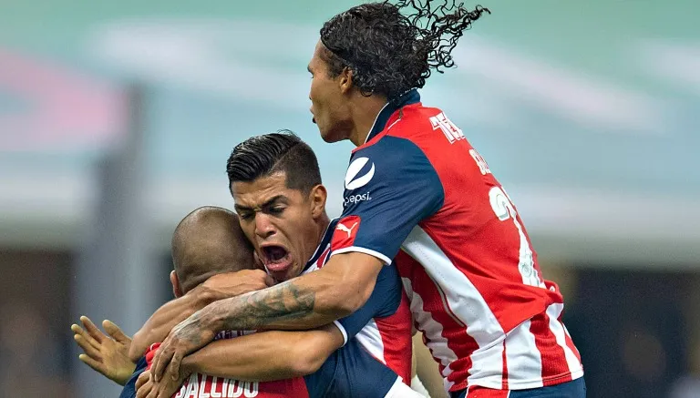 Jugadores de Chivas festejan un gol