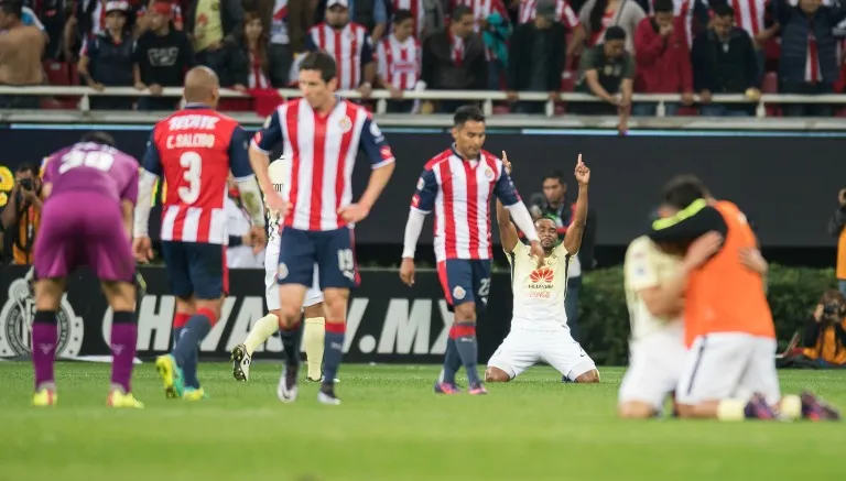 MEXSPORT Jugadores de Chivas tras el gol americanista