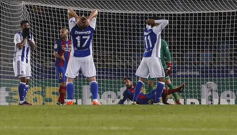 EFE Jugadores de la Real Sociedad se lamentan tras una falla