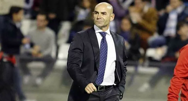 EFE Paco Jémez pensativo tras una duelo del Rayo Vallecano
