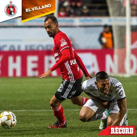 Juninho le comete una falta a Mejía