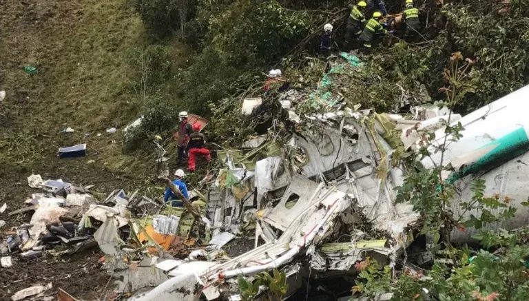 Cuerpo de rescate busca sobrevivientes del avionazo
