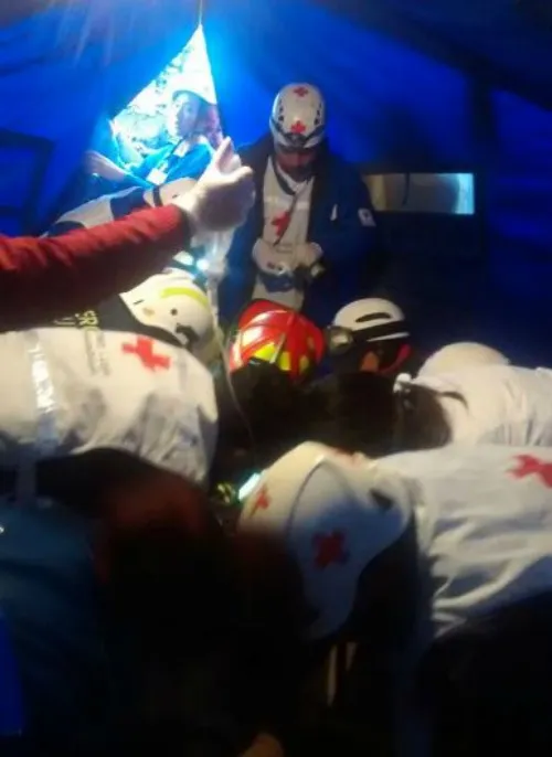 Médicos dan primeros auxilios a un sobreviviente